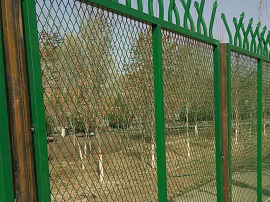 新疆鋼板網護欄